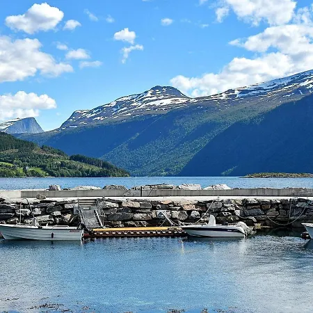 15 Person In Eidsvag-by Traum * Eidsvåg