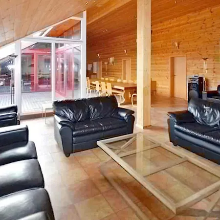 Six-bedroom In Eidsvåg