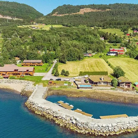 Six-bedroom In Holiday home